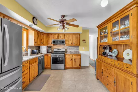 Kitchen - 7 Glenwood Dr, Bayville, NJ 08721 photo 3 of 3
