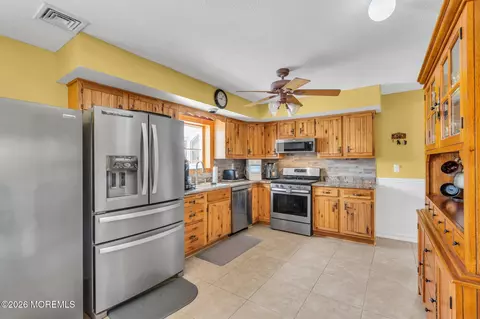 Kitchen - 7 Glenwood Dr, Bayville, NJ 08721 photo 2 of 3