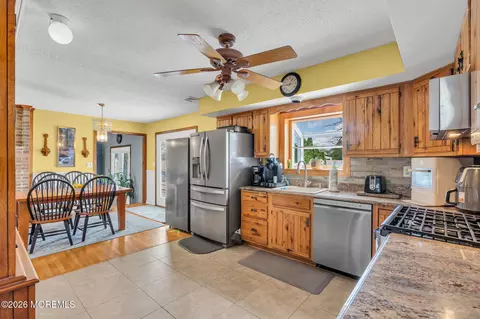 Kitchen - 7 Glenwood Dr, Bayville, NJ 08721 photo 1 of 3