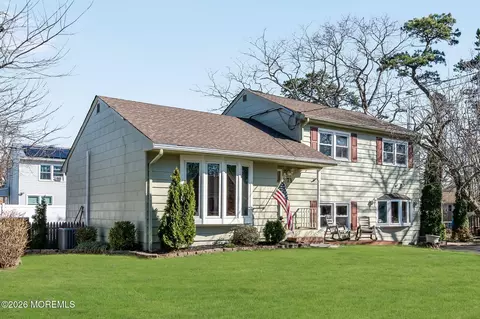 73 Dahlia Ln, Toms River, NJ 08753