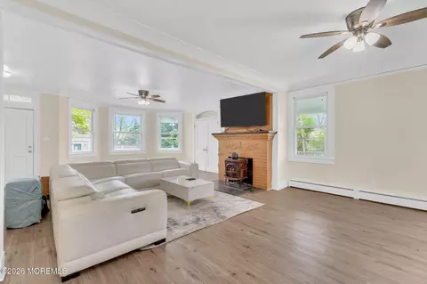 123 Reynolds Dr, Eatontown, NJ 07724