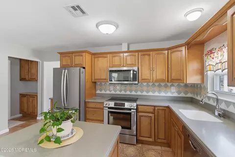 428 Saint Thomas Dr, Toms River, NJ 08757