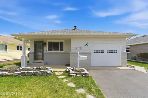 428 Saint Thomas Dr, Toms River, NJ 08757