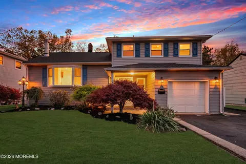17 Hollywood Dr, Woodbridge, NJ 07095
