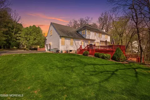 5 Maple Knoll Ln, Manalapan, NJ 07726