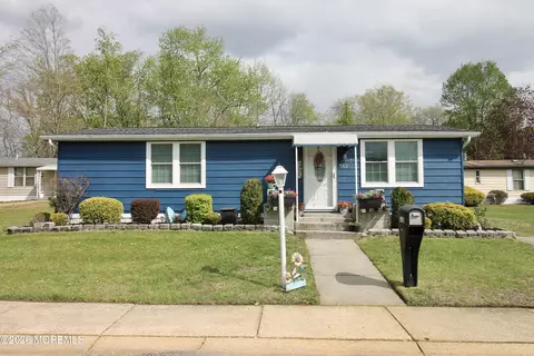 562 Sara Dr, Freehold, NJ 07728