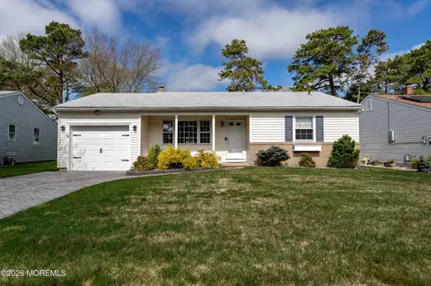 13 Nostrand Dr, Toms River, NJ 08757