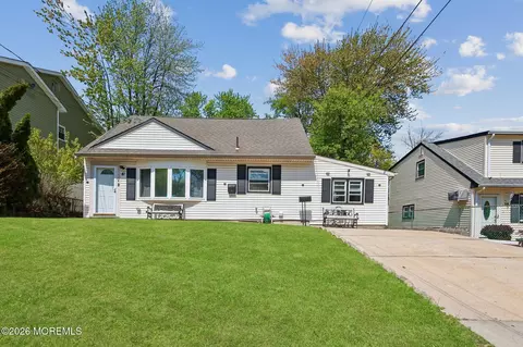 41 Pinetree Dr, Parlin, NJ 08859