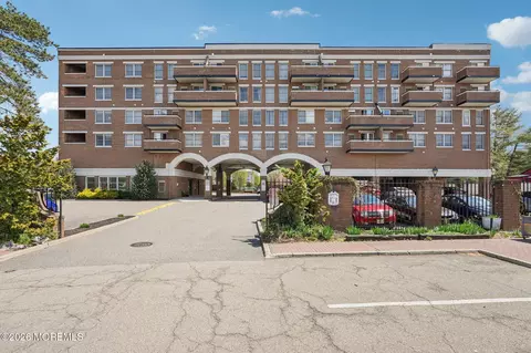 44 Iron Forge Sq, Pompton Lakes, NJ 07442