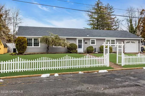 496 Apple Valley Dr, Belford, NJ 07718