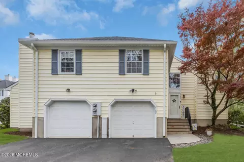 2102 Buckingham Cir, Middletown, NJ 07748