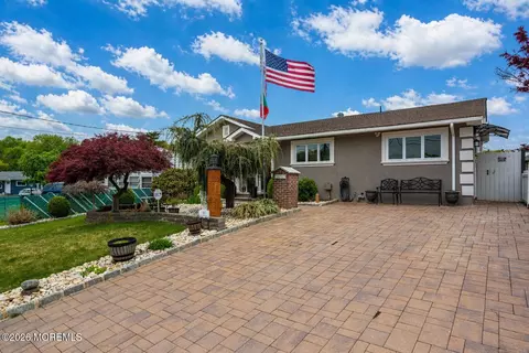 95 Pinetree Dr, Parlin, NJ 08859