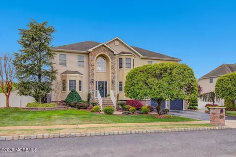 5 Selma Ln, Hazlet, NJ 07730