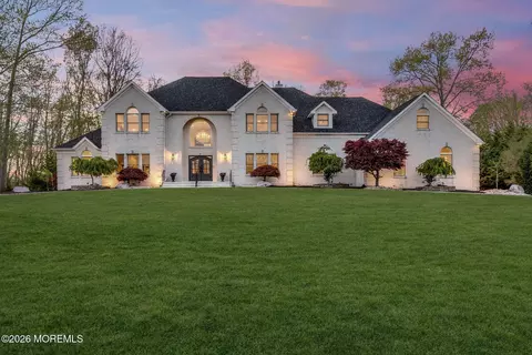21 Appaloosa Dr, Manalapan, NJ 07726