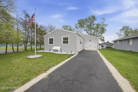 14 Picasso Ct, Toms River, NJ 08757