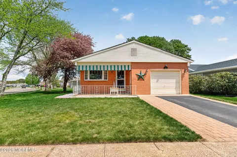 24 Chateux Ln, Toms River, NJ 08757
