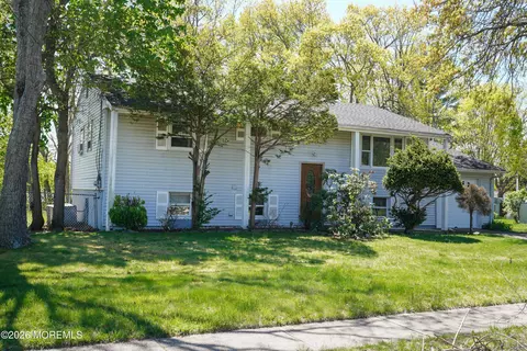 9 Newport Dr, Howell, NJ 07731