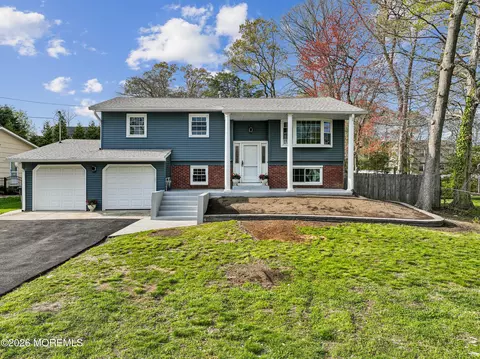 886 Raleigh Dr, Toms River, NJ 08753