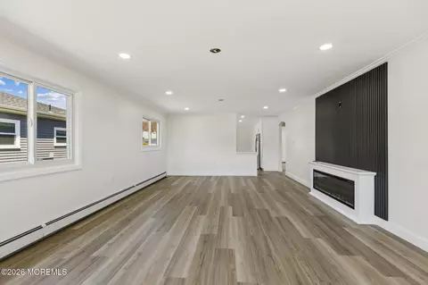 Living - 8 Tijuana Ct, Toms River, NJ 08757 photo 3 of 4