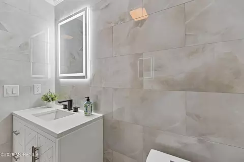 Bath - 8 Tijuana Ct, Toms River, NJ 08757 photo 1 of 4