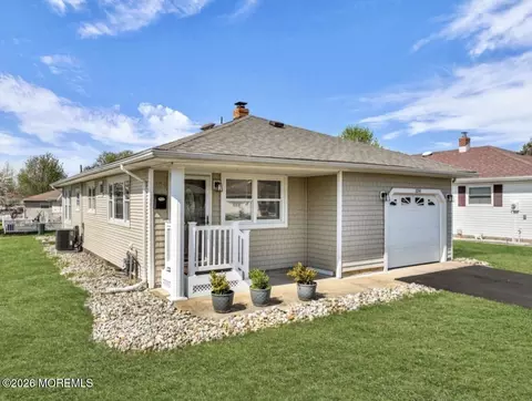 324 Saint Thomas Dr, Toms River, NJ 08757