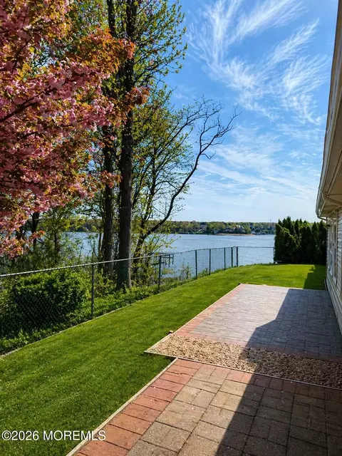 14 Skyline Dr, Brick, NJ 08724