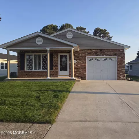 7 Augusta Ct, Toms River, NJ 08757