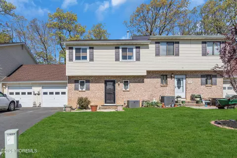 11 Patricia Ct, Howell, NJ 07731