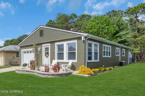 17 Cabrillo Blvd, Toms River, NJ 08757