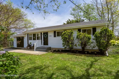 1066 Overlook Dr, Toms River, NJ 08753