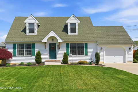 399 Trenton Ave N, Bayville, NJ 08721