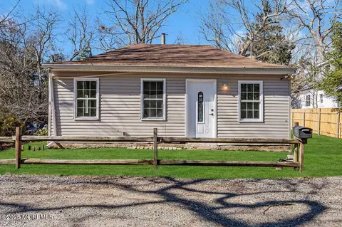 11 Market St, Bayville, NJ 08721