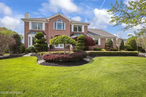 5 Grace Ct, Marlboro, NJ 07746