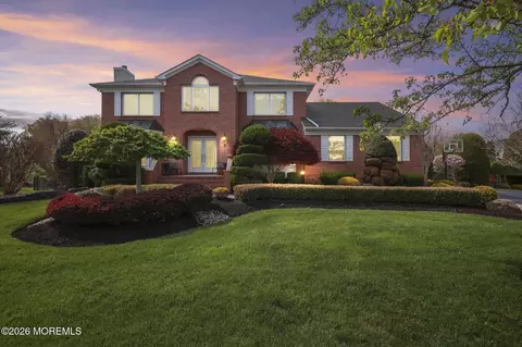 5 Grace Ct, Marlboro, NJ 07746