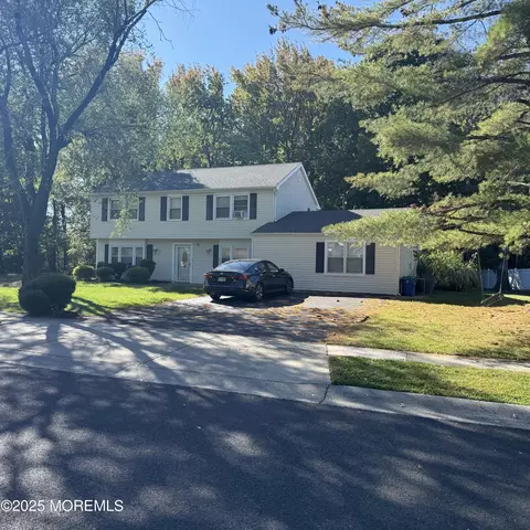 28 Cypress Ln, Matawan, NJ 07747