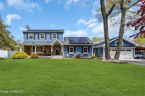 4 Oak Leaf Ln, Toms River, NJ 08755