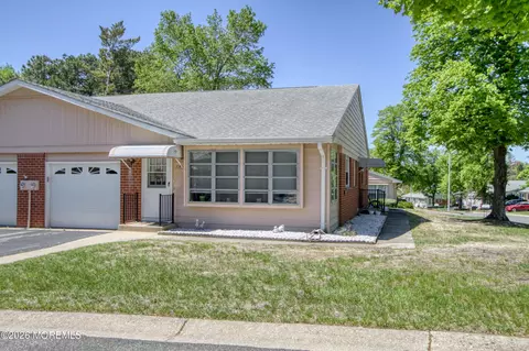 1 Moccasin Dr #B, Whiting, NJ 08759