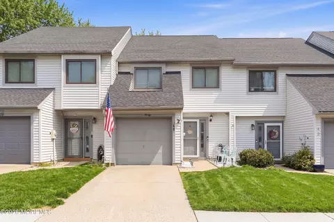 40 Lexington Cir, Matawan, NJ 07747