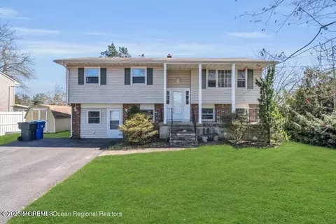 815 Royal Ln, Toms River, NJ 08753