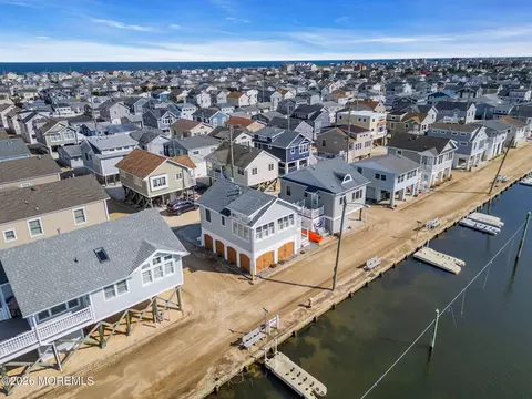 121 W Pelican Way, Lavallette, NJ 08735