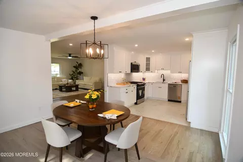 20 Oak Hill Dr, Toms River, NJ 08753
