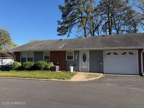 682 New Castle Ct #B, Lakewood, NJ 08701