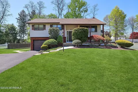 40 Stratford Dr, Manalapan, NJ 07726