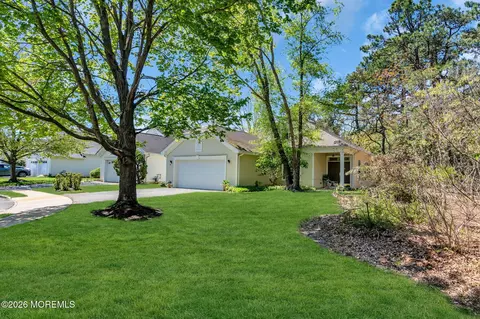 52 Summerwinds Dr, Lakewood, NJ 08701