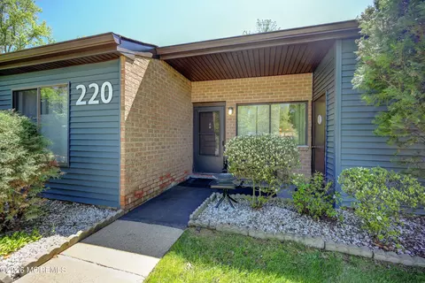 220 Medford Ct #B, Manalapan, NJ 07726