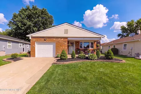 38 Woodstock Dr, Toms River, NJ 08757