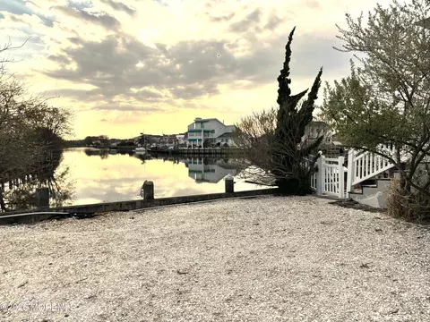 322 Bayshore Dr, Barnegat, NJ 08005