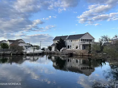 322 Bayshore Dr, Barnegat, NJ 08005
