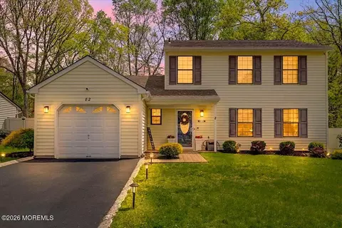 82 Mariners Cv, Freehold, NJ 07728