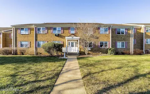 80 Manchester Ct #D, Freehold, NJ 07728